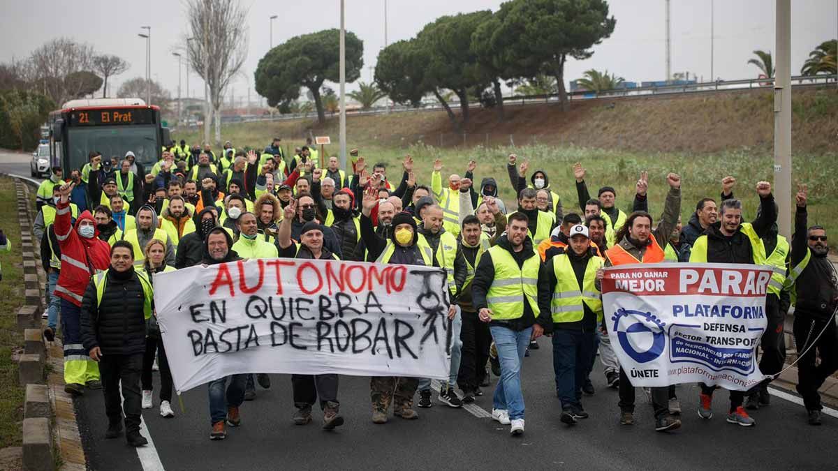 (VÍDEO) Los transportistas salen a la calle en Barcelona para apoyar la huelga: «Para no ganar, mejor parar»