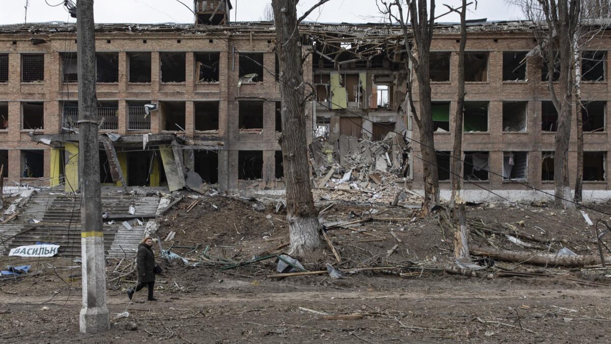 Al menos 13 muertos por un bombardeo ruso en Makárov