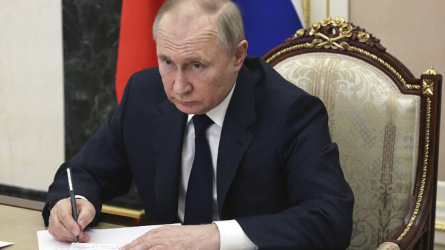 (VÍDEO) Putin califica a los oligarcas de "traidores" y habla de "autolimpieza natural" de la sociedad rusa