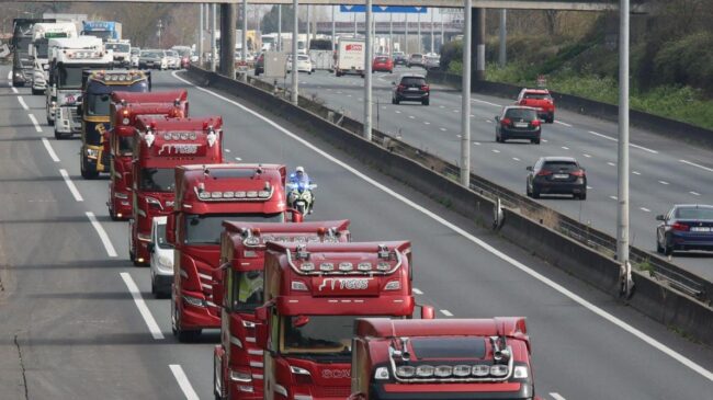 (VÍDEO) Las protestas de camioneros por la escalada de los carburantes se extienden a Francia