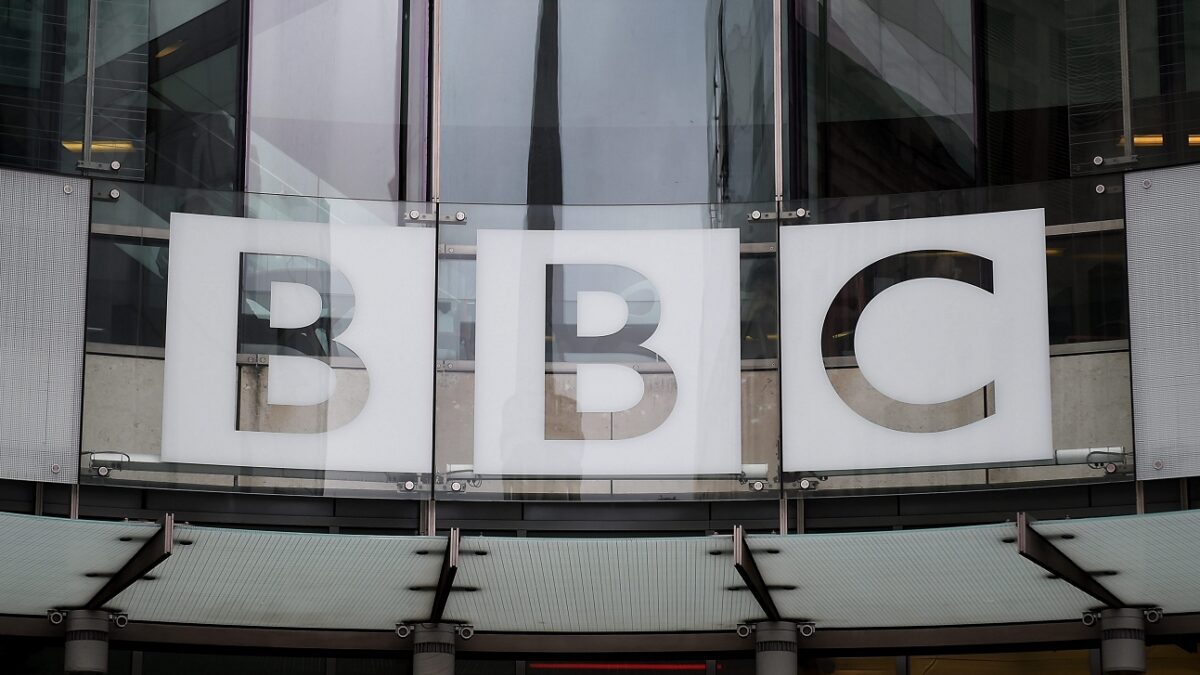 La BBC suspende el trabajo de sus periodistas en Rusia por la aprobación de una norma que prevé penas de cárcel por «información falsa»