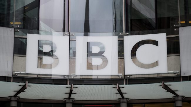 La BBC suspende el trabajo de sus periodistas en Rusia por la aprobación de una norma que prevé penas de cárcel por "información falsa"