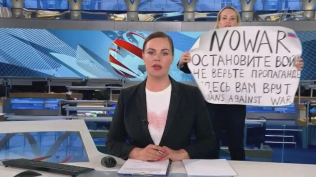 (VÍDEO) Una periodista interrumpe en directo en un telediario ruso con proclamas antibélicas