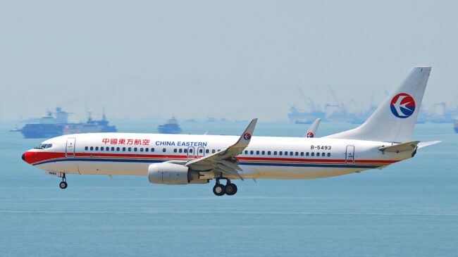 Un Boeing 737-800 se estrella en China con 133 personas a bordo