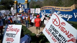 Empleados de Disney protestan por la respuesta de la compañía a ley "No digas gay" de Florida
