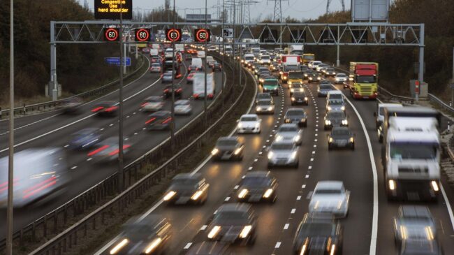 Las novedades de la nueva ley de tráfico: seis puntos menos por el móvil al volante y adiós a los 20km/h para adelantar