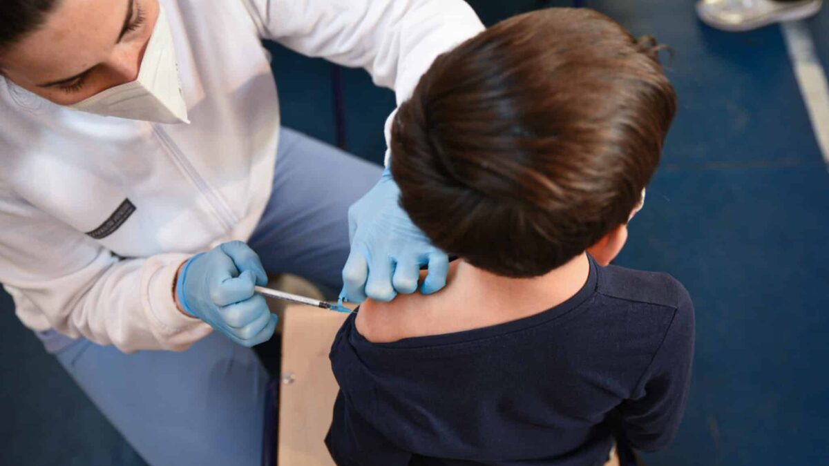 Un estudio revela la baja efectividad de la vacuna de Pfizer en niños: de un 68% a un 12% un mes después del pinchazo