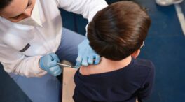 Un estudio revela la baja efectividad de la vacuna de Pfizer en niños: de un 68% a un 12% un mes después del pinchazo