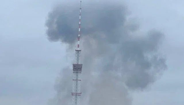 Al menos 9 muertos por un bombardeo a una torre de televisión al oeste de Ucrania