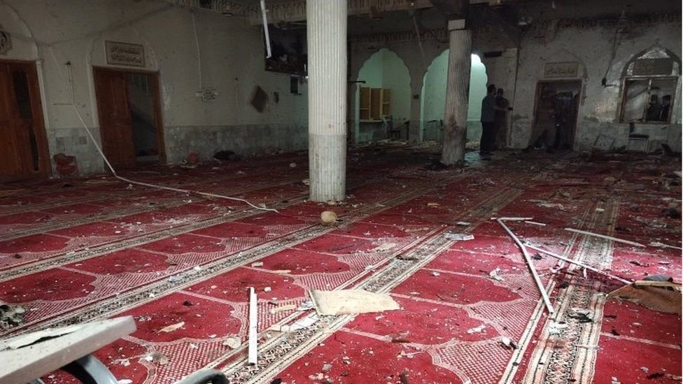 (VÍDEO) Al menos 56 muertos en un atentado en una mezquita chií en Pakistán