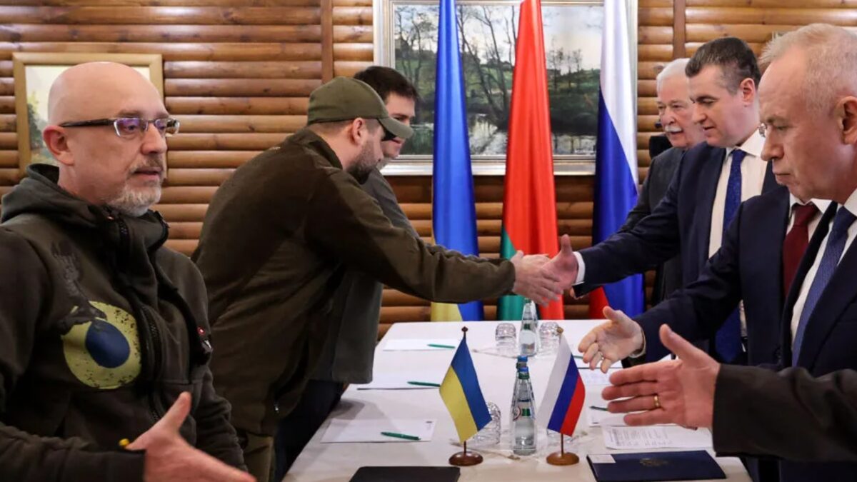 «Pequeños avances» en «la mejora de la logística de los corredores humanitarios» tras la tercera reunión entre Ucrania y Rusia
