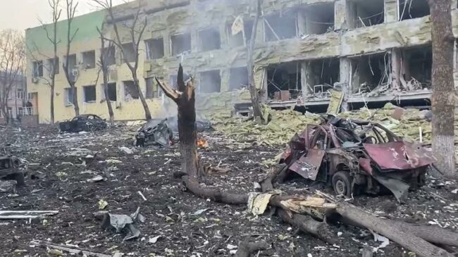 (VÍDEO) Ucrania acusa a Rusia de bombardear un hospital de maternidad infantil en Mariúpol