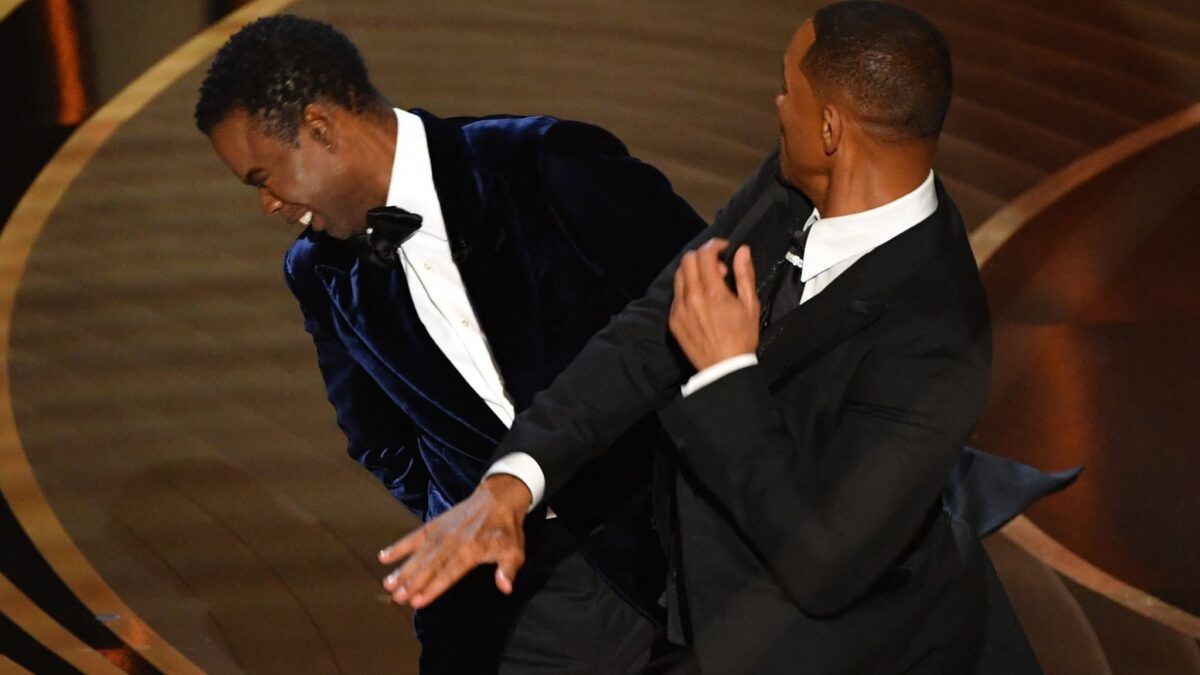 (VÍDEO) El momento más surrealista de la historia de los Óscar: bofetón de Will Smith al presentador de la gala