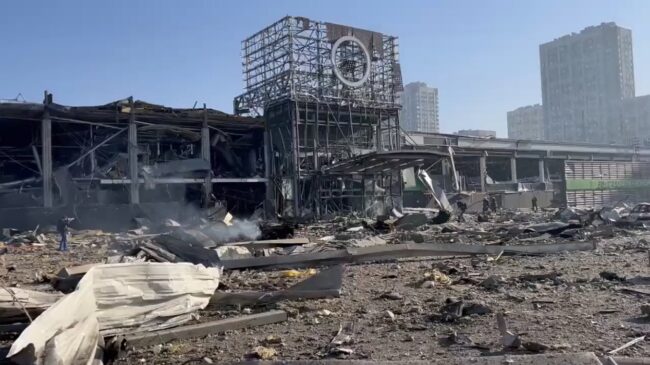 (VÍDEO) Rusia asegura que el centro comercial atacado en Kiev estaba siendo utilizado por militares ucranianos