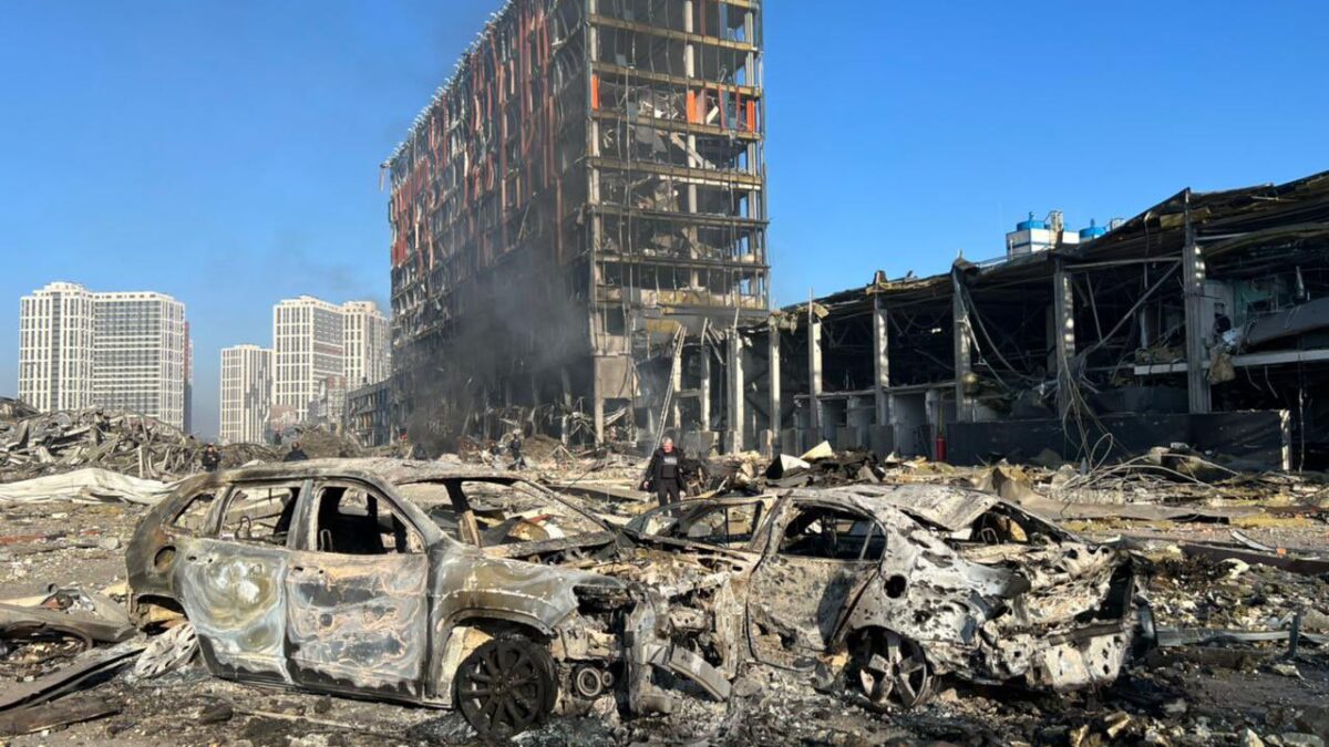 (VÍDEO) Ocho muertos tras un bombardeo ruso en un centro comercial en Kiev, según las autoridades ucranianas