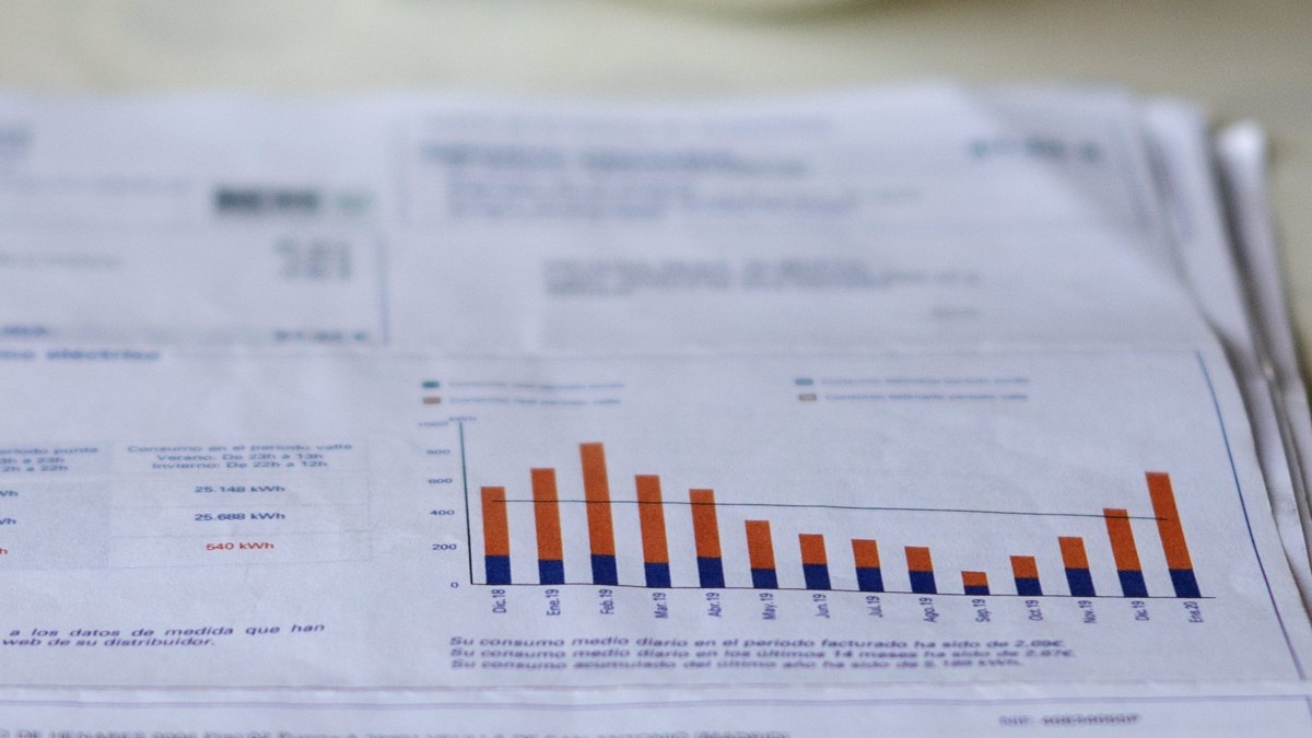 El precio de la luz vuelve a subir el lunes pero se mantiene cerca de los 250 euros