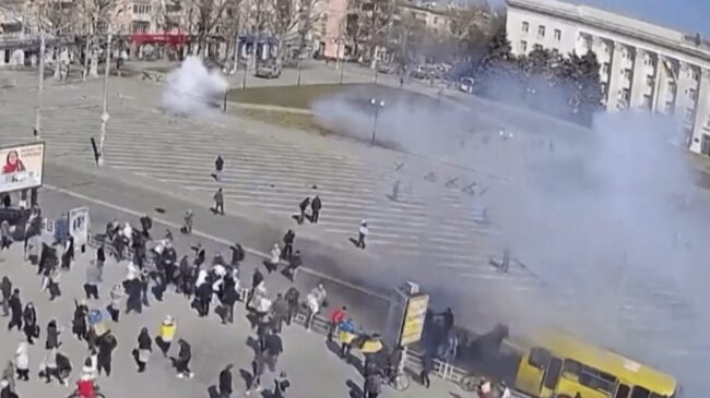 (VÍDEO) Varios heridos tras una protesta en Jersón dispersada por el ejército ruso