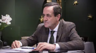 Bono adjudicó «a dedo» en Defensa trabajos a su amigo Manuel Téllez troceando las facturas