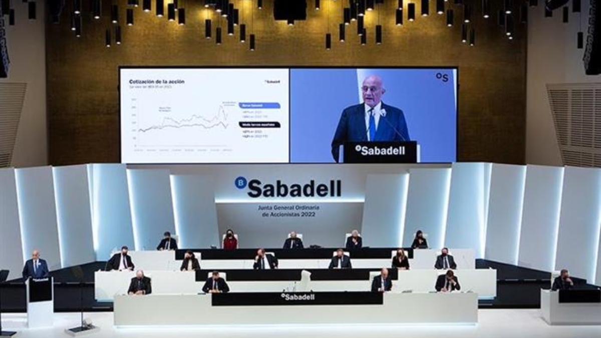 Se dispara el rechazo de los accionistas a los 'sueldazos' de los banqueros tras los despidos