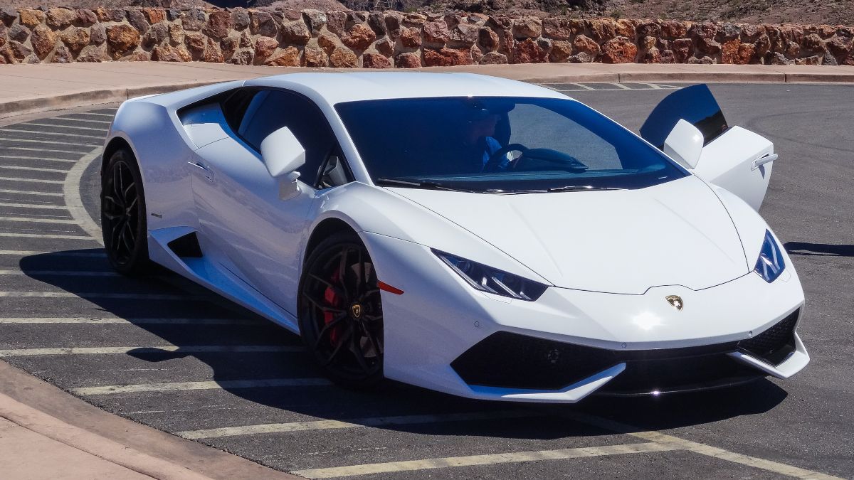 Un artista hace explotar un Lamborghini para subastar los vídeos en 888 NFT 
