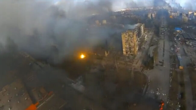 (VÍDEO) Los combates no cesan en Mariúpol: así se ven desde el cielo las llamas, el humo y la destrucción de la ciudad