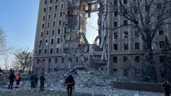 Al menos siete muertos y 22 heridos por el ataque ruso a un edificio oficial de Mikolaiv, según Ucrania