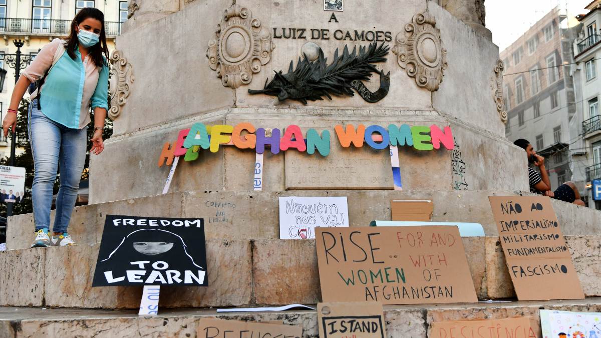Los talibanes siguen aislando a las mujeres: no podrán compartir lugares de ocio con hombres