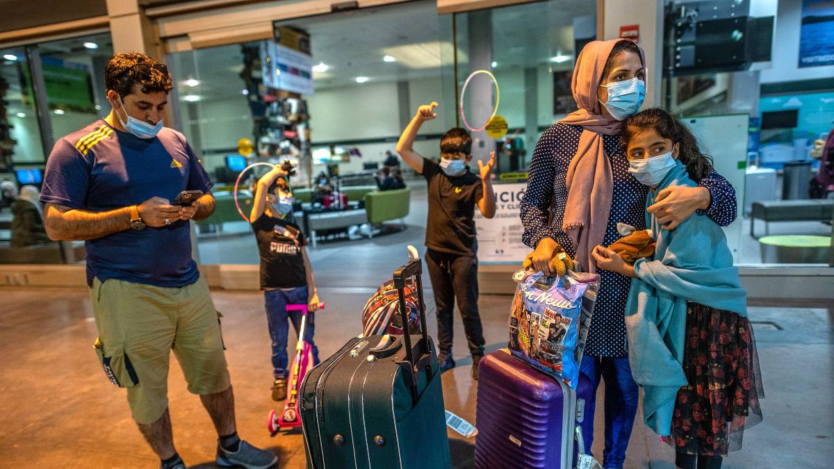 Los talibanes prohíben a las mujeres subir a un avión sin un acompañante masculino