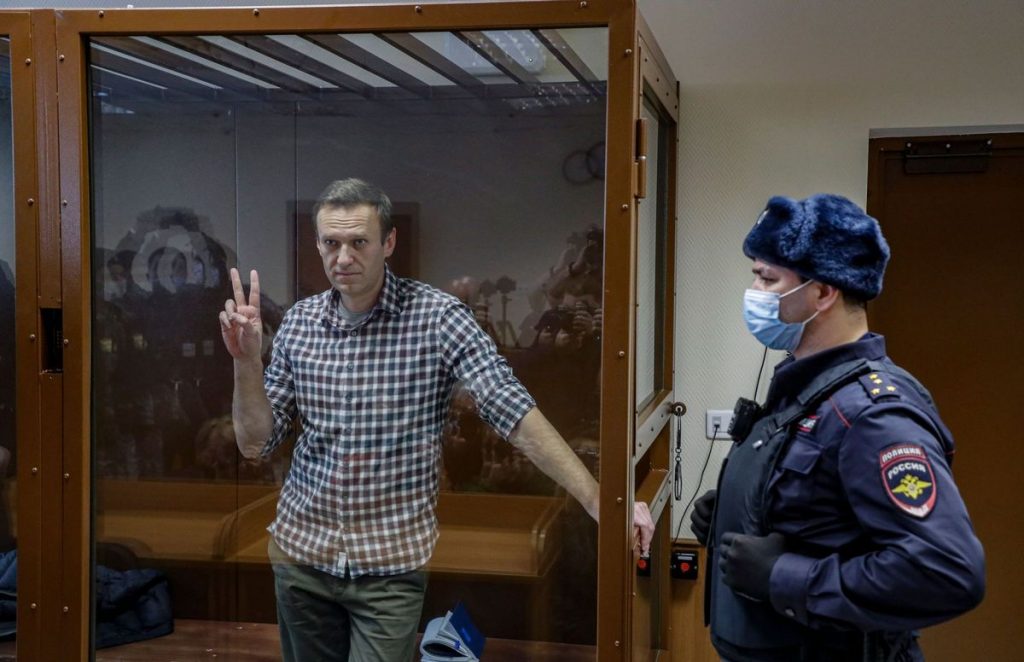 Rusia declara culpable de estafa al líder opositor Navalni: piden 13 años más de cárcel