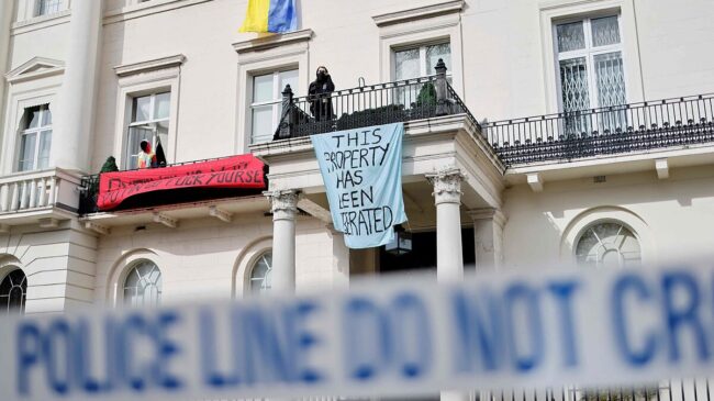 (VÍDEO) Un grupo de okupas toma la mansión de un magnate ruso en Londres como protesta por la guerra