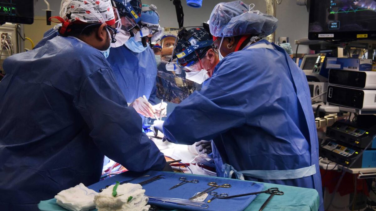 Muere el primer paciente que recibió un trasplante de un corazón de cerdo dos meses después de la operación