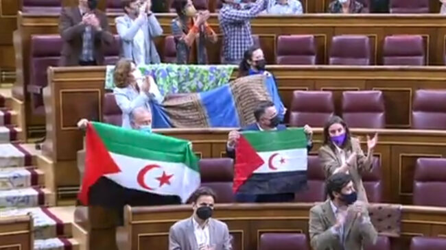 (VÍDEO) Podemos eleva su protesta contra Sánchez y saca banderas del Sáhara en medio del pleno del Congreso
