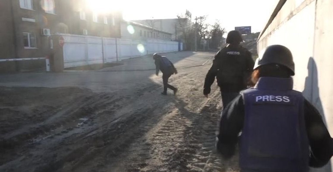 (VÍDEO) Un equipo de periodistas es tiroteado en Ucrania por un escuadrón de reconocimiento ruso