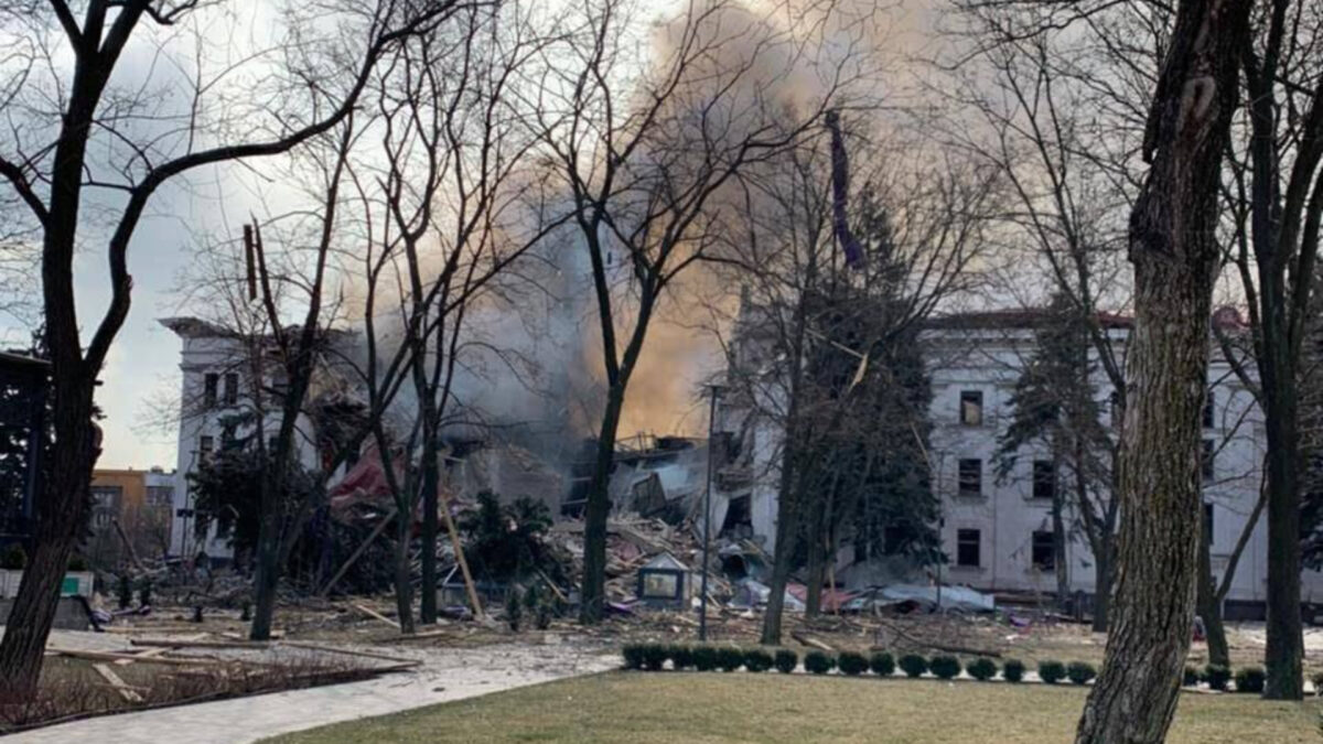 Ucrania denuncia el bombardeo a un teatro de Mariúpol que servía de refugio a cientos de personas