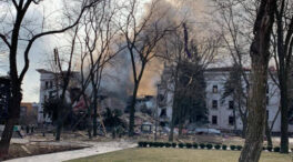 Ucrania denuncia el bombardeo a un teatro de Mariúpol que servía de refugio a cientos de personas