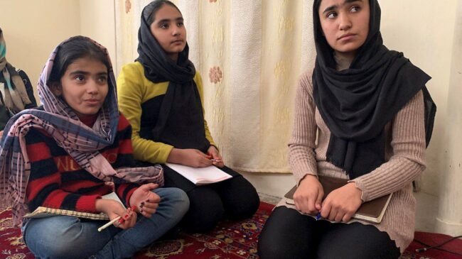 Los talibanes intentan "borrar" completamente a las mujeres de la vida pública, según la ONU