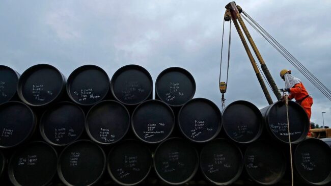 El petróleo alcanza registros históricos después del anuncio de EE.UU. y la UE de un posible veto al suministro ruso