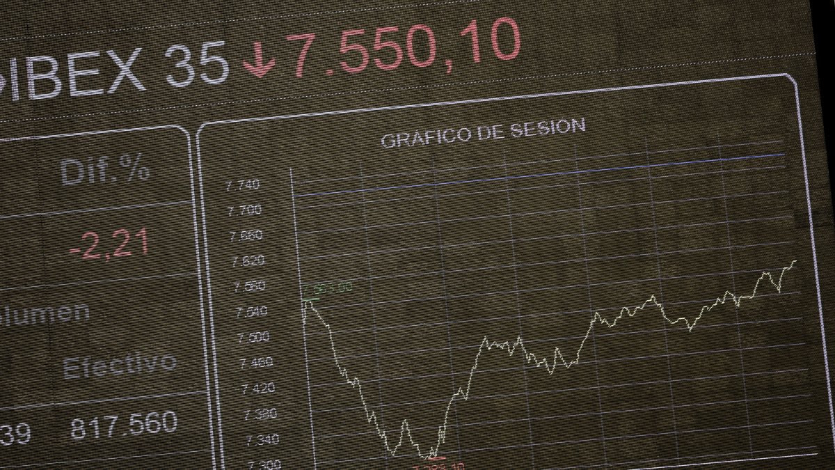 El IBEX 35 modera su caída y abre con un descenso del 1,05 %