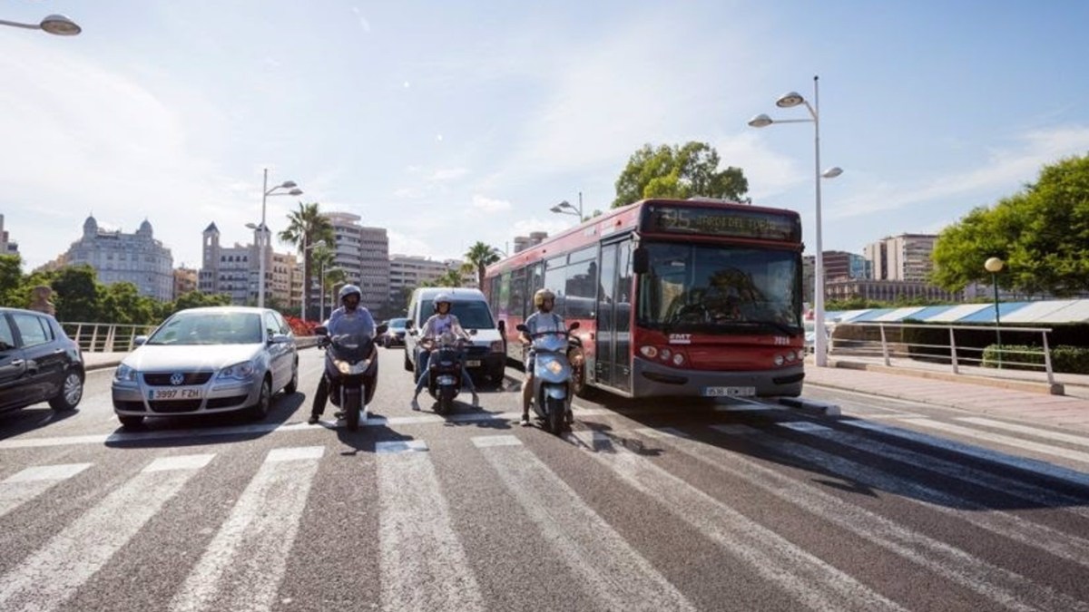 El Gobierno deja fuera de las ayudas a los transportistas al transporte público