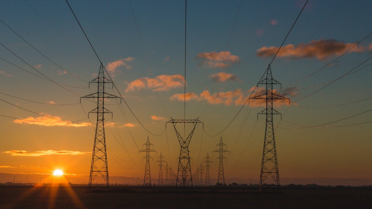 Choque entre la CNMC y las eléctricas por un nuevo modelo para retribuir las redes