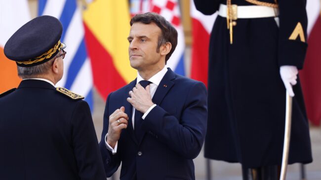 Macron, "preocupado y pesimista" ante la guerra en Ucrania: no cree que lograr un alto el fuego "en las próximas horas" sea "realista"