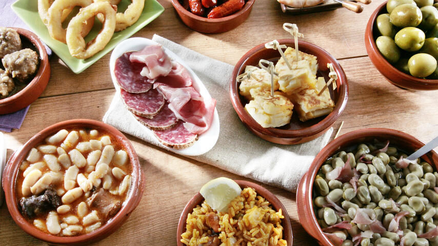 ¿El fin de las tapas gratis en Granada? El alcalde de la ciudad impulsa que los bares las cobren