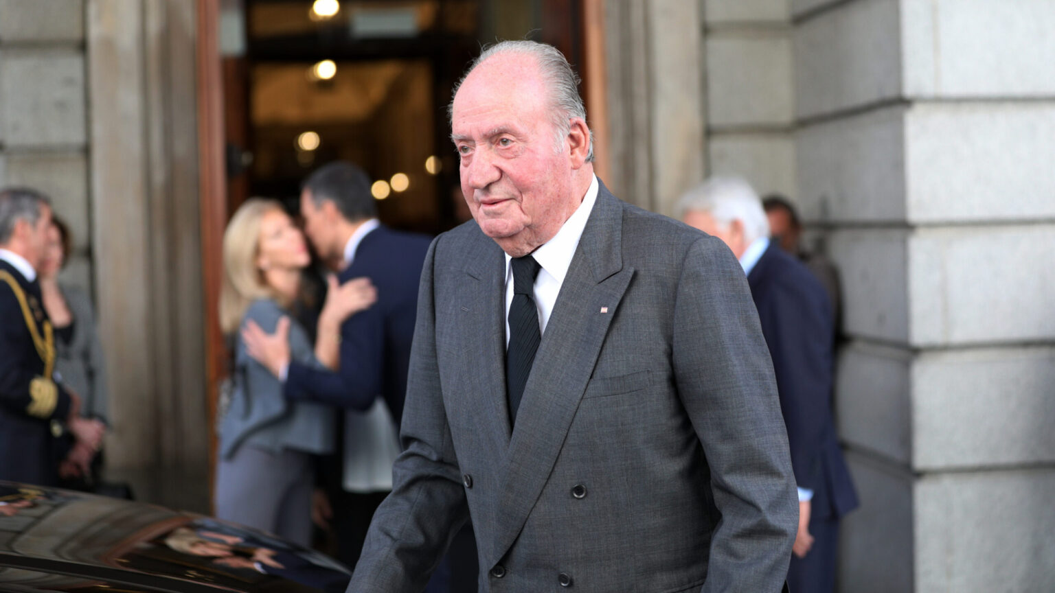 Juan Carlos I no regresará «de forma inmediata» a España y renuncia a vivir en La Zarzuela