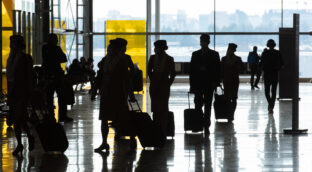 Los españoles viajaron un 40,7% más en 2021 y elevaron el gasto un 53,9%