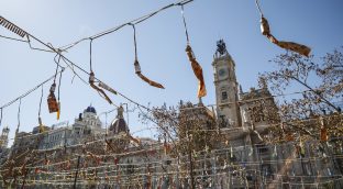 La primera «mascletà» de las Fallas 2022 llena de alegría la plaza de Ayuntamiento
