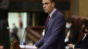Sánchez rectifica y anuncia que entregará material militar ofensivo a Ucrania