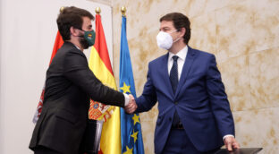 Mañueco retrasa su investidura porque Vox tiene problemas para seleccionar altos cargos