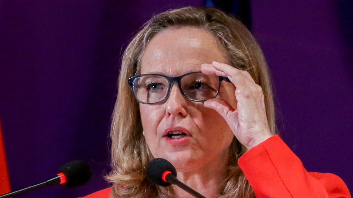 Calviño advierte a los transportistas que de no aceptar el acuerdo con el Gobierno deberán explicar sus intereses