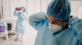 Infectólogo: «La pandemia no ha acabado ni mucho menos»