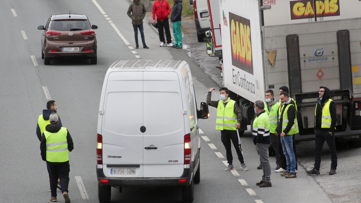 Mercancía sin repartir, ruedas rajadas y piquetes: el paro indefinido divide a los camioneros